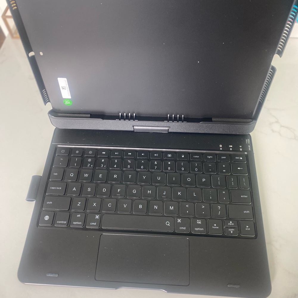 2017 iPad Pro 10.5 with QWERTY keyboard case. - Picture 4 of 13